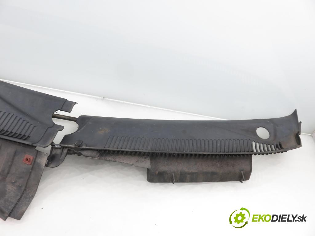 OPEL CORSA C (X01) HB 2002 43,00 1.0 12V 58 - Z 10 XE 973,00 Torpédo, plast pod čelné okno 09116435 (Torpédo (plast pod čelným sklom))