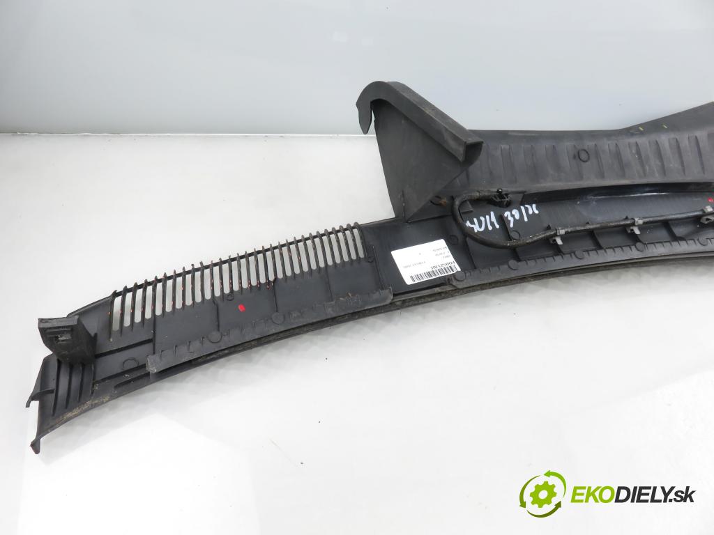 OPEL CORSA C (X01) HB 2002 43,00 1.0 12V 58 - Z 10 XE 973,00 Torpédo, plast pod čelné okno 09116435 (Torpédo (plast pod čelným sklom))