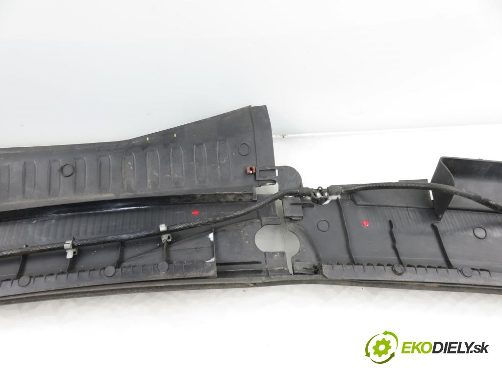 OPEL CORSA C (X01) HB 2002 43,00 1.0 12V 58 - Z 10 XE 973,00 Torpédo, plast pod čelné okno 09116435 (Torpédo (plast pod čelným sklom))