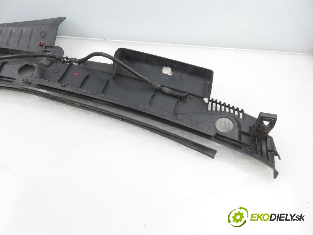 OPEL CORSA C (X01) HB 2002 43,00 1.0 12V 58 - Z 10 XE 973,00 Torpédo, plast pod čelné okno 09116435 (Torpédo (plast pod čelným sklom))