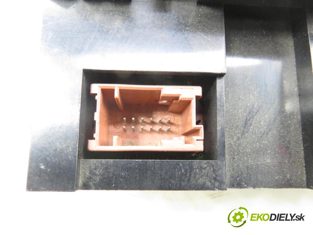 PEUGEOT 607 (9D, 9U) SEDAN 2004 98,00 2.2 HDI - 4HX (DW12TED4/FAP) 2179,00 Panel kúrenia KLIMATRONIK 96295526GV