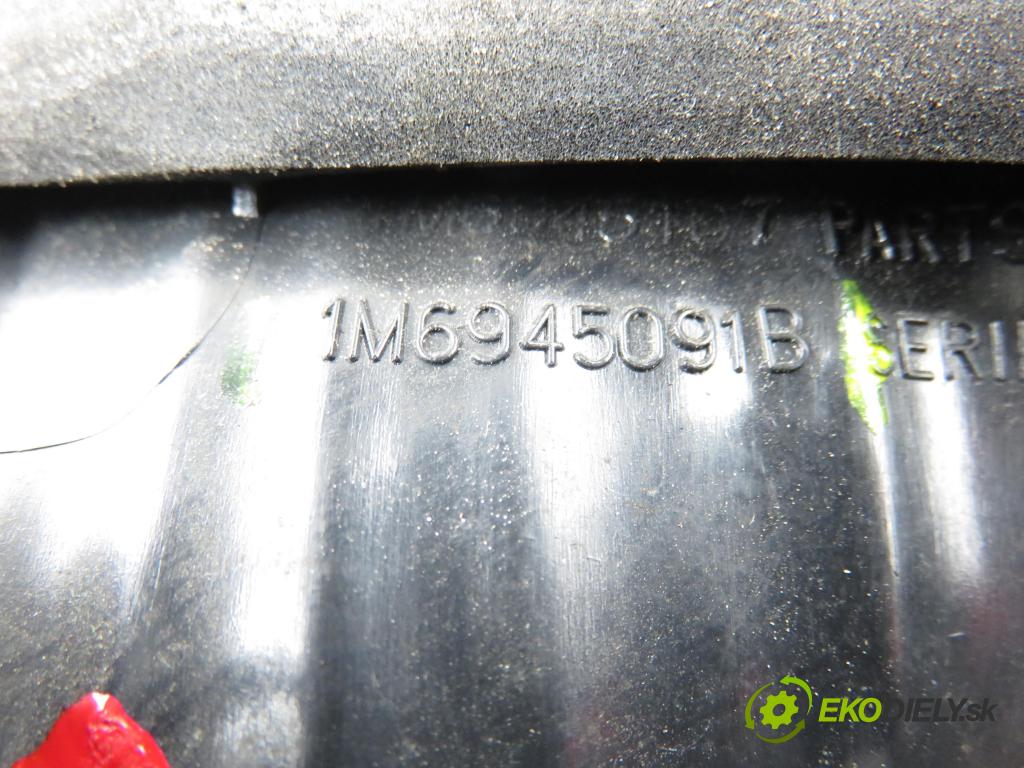 SEAT LEON (1M1) HB 2001 92,00 1.8 20V - AGN 1781,00 světlo levé zadní kufr 1M6945091B