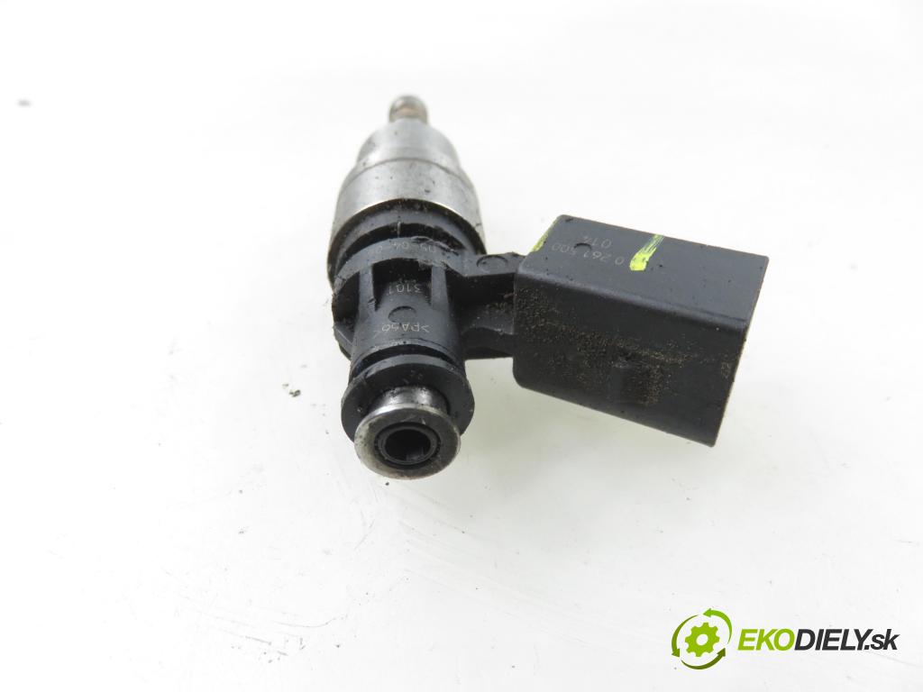 VW PASSAT B6 (3C2) SEDAN 2005 110,00 2.0 FSI - BLR 1984,00 vstřikovač 0261500014 ; 06F906036 (Vstřikovač paliva)