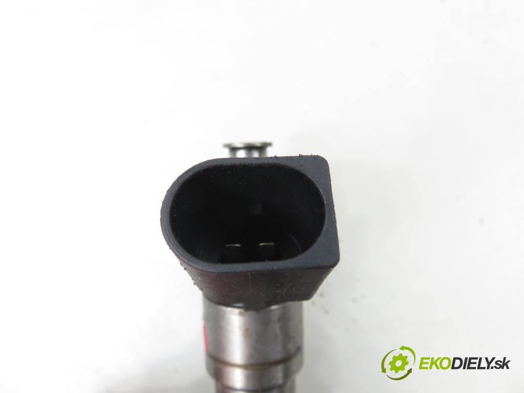 VW PASSAT B6 (3C2) SEDAN 2005 110,00 2.0 FSI - BLR 1984,00 vstřikovač 0261500014 ; 06F906036 (Vstřikovač paliva)