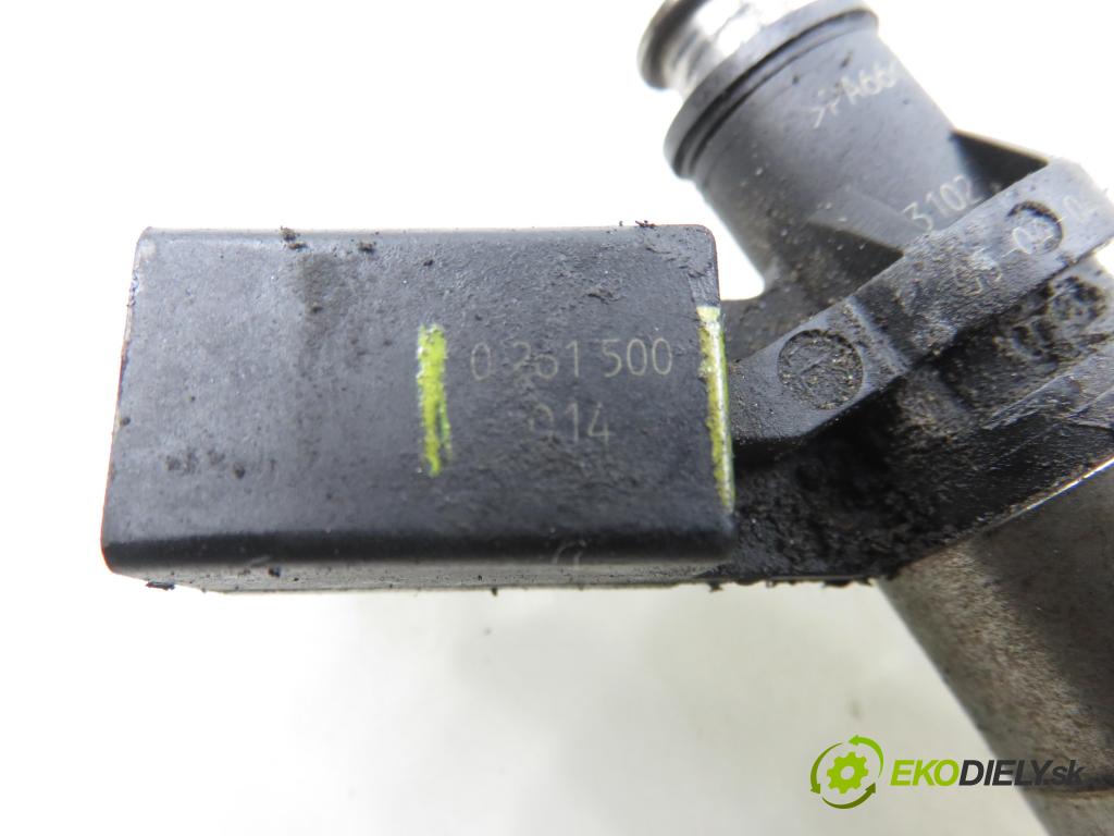 VW PASSAT B6 (3C2) SEDAN 2005 110,00 2.0 FSI - BLR 1984,00 vstrekovač 0261500014 ; 06F906036 (Vstrekovač paliva)