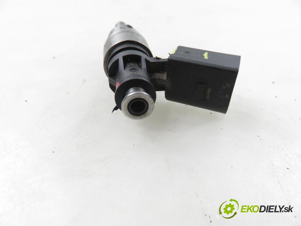 VW PASSAT B6 (3C2) SEDAN 2005 110,00 2.0 FSI - BLR 1984,00 vstřikovač 0261500014 ; 06F906036 (Vstřikovač paliva)