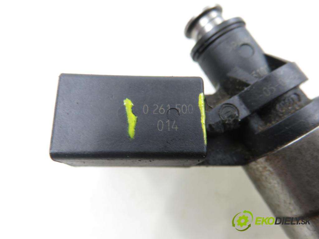 VW PASSAT B6 (3C2) SEDAN 2005 110,00 2.0 FSI - BLR 1984,00 vstřikovač 0261500014 ; 06F906036 (Vstřikovač paliva)