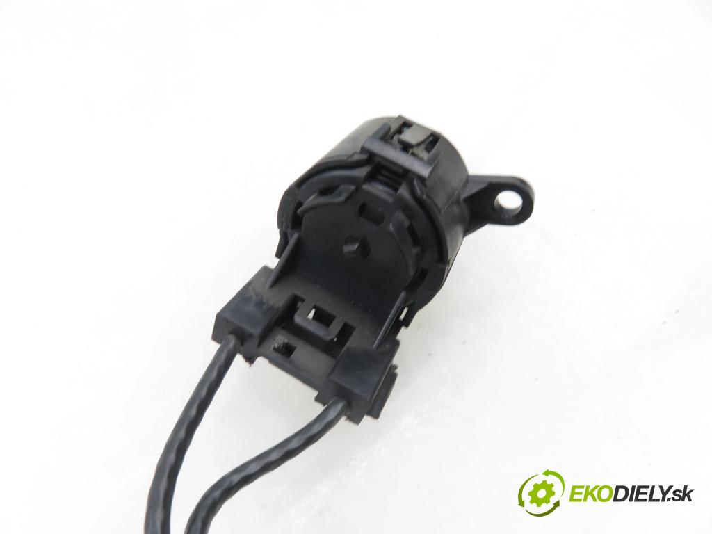 FORD FOCUS (DAW, DBW) HB 1998 74,00 1.6 16V 100 - FYDC 1596,00 lanko panel topení 98AB11504AE ; 98AB11503AE