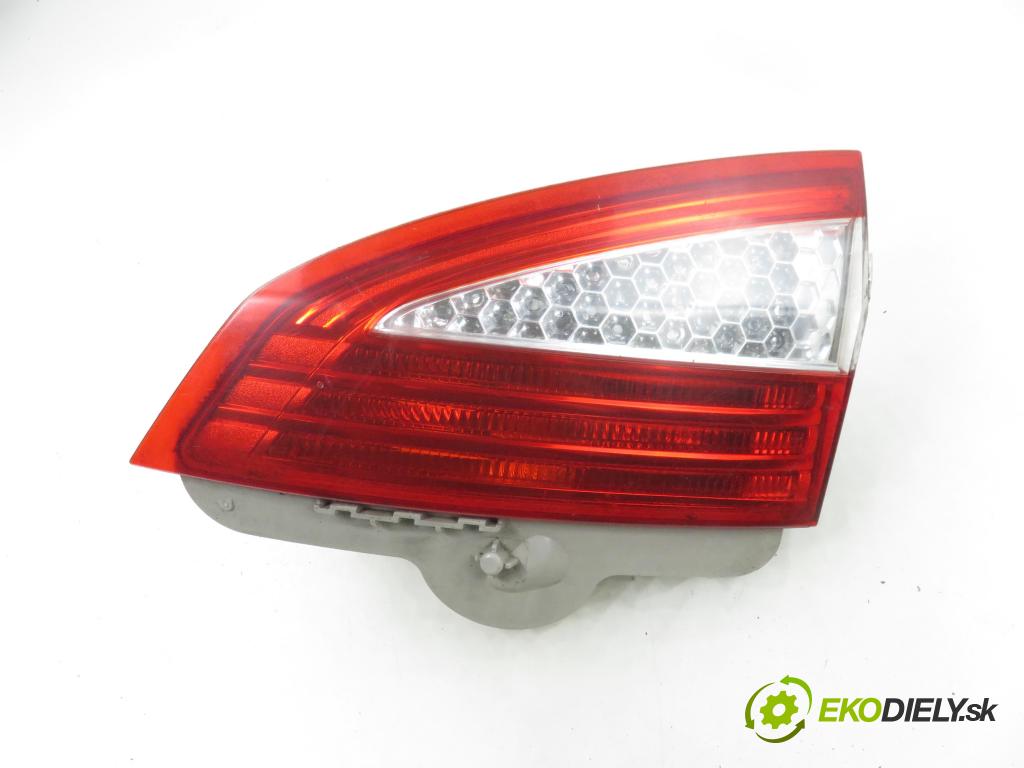 FORD MONDEO IV Turnier (BA7) KOMBI 2007 103,00 2.0 TDCi - QXBA 1997,00 Svetlo pravé zadné kufor 7S7113A602B