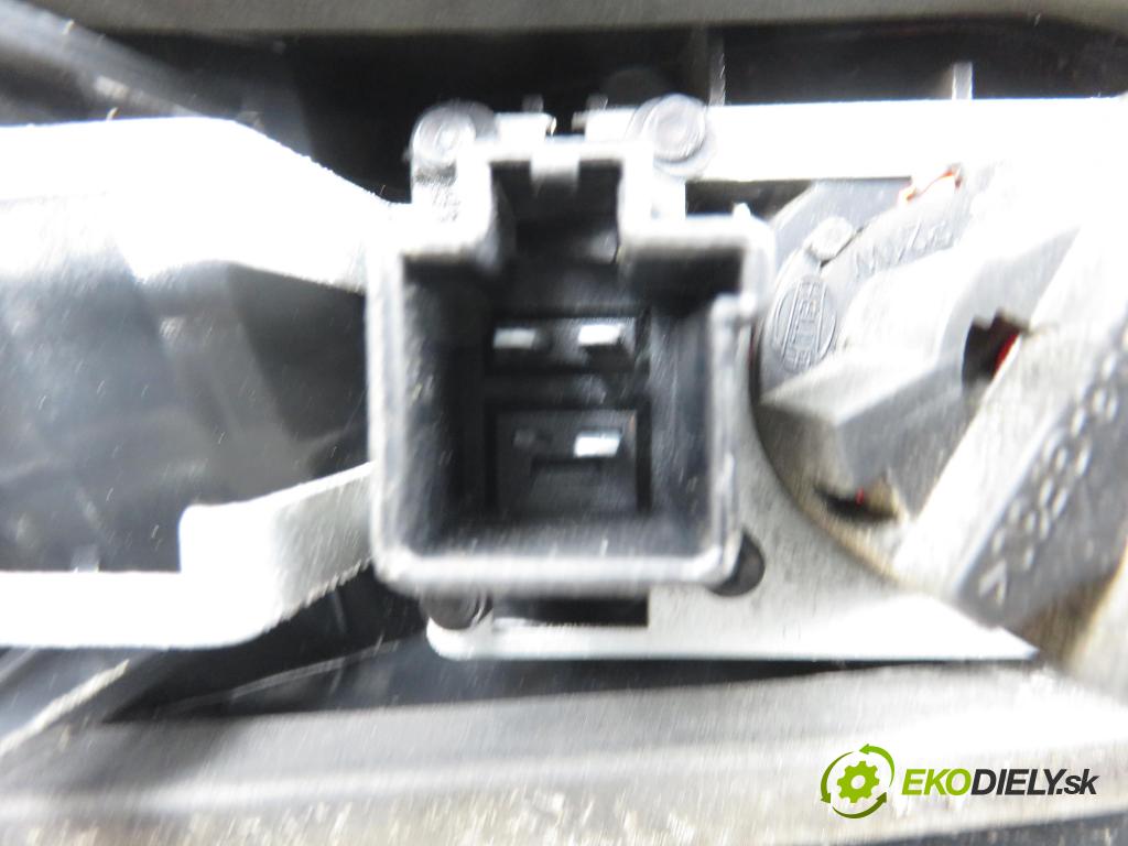 VOLVO V70 II SW (285) KOMBI 2003 96,00 2.4 D 131 2401,00 světlo pravé zadní 9154498 ; 9154494