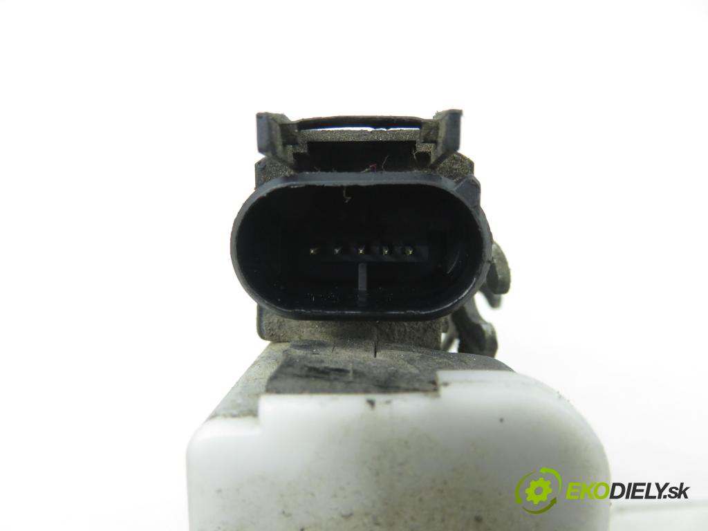 AUDI A4 Avant (8D5, B5) KOMBI 1999 81,00 1.9 TDI - AFN 1896,00 zámok 8D1837015A