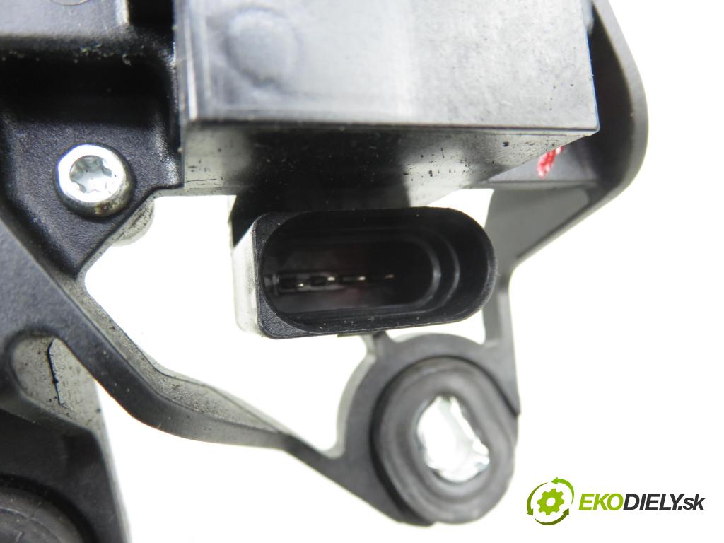 VW GOLF V (1K1) HB 2004 77,00 1.9 TDI PD 105 - BKC 1896,00 Motorček stierače zadné 1K6955711B ; 0390201800