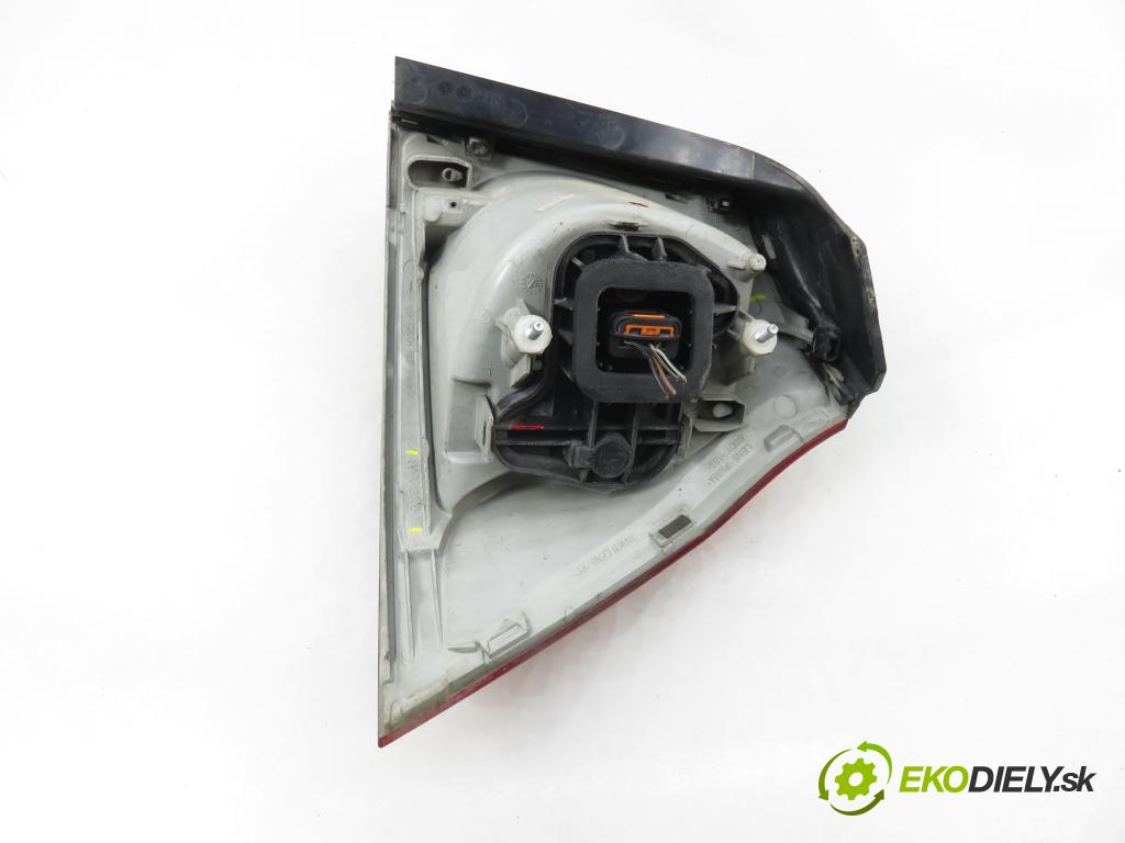 VW GOLF V (1K1) HB 2004 77,00 1.9 TDI PD 105 - BKC 1896,00 Svetlo ľavé zadné 1K6945095P ; 1K6945111P ; 4VFX13405AB