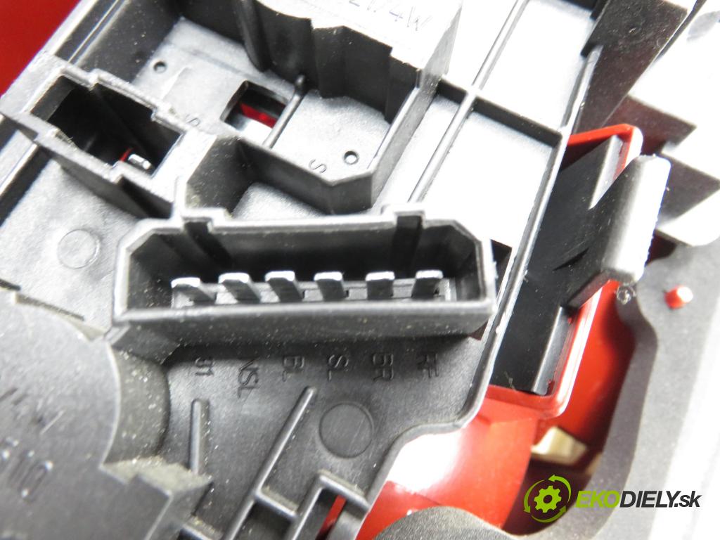 VW PASSAT B5 Variant (3B5) KOMBI 1999 81,00 1.9 TDI 110 - AFN 1896,00 Svetlo pravé zadné 3B9945096AA