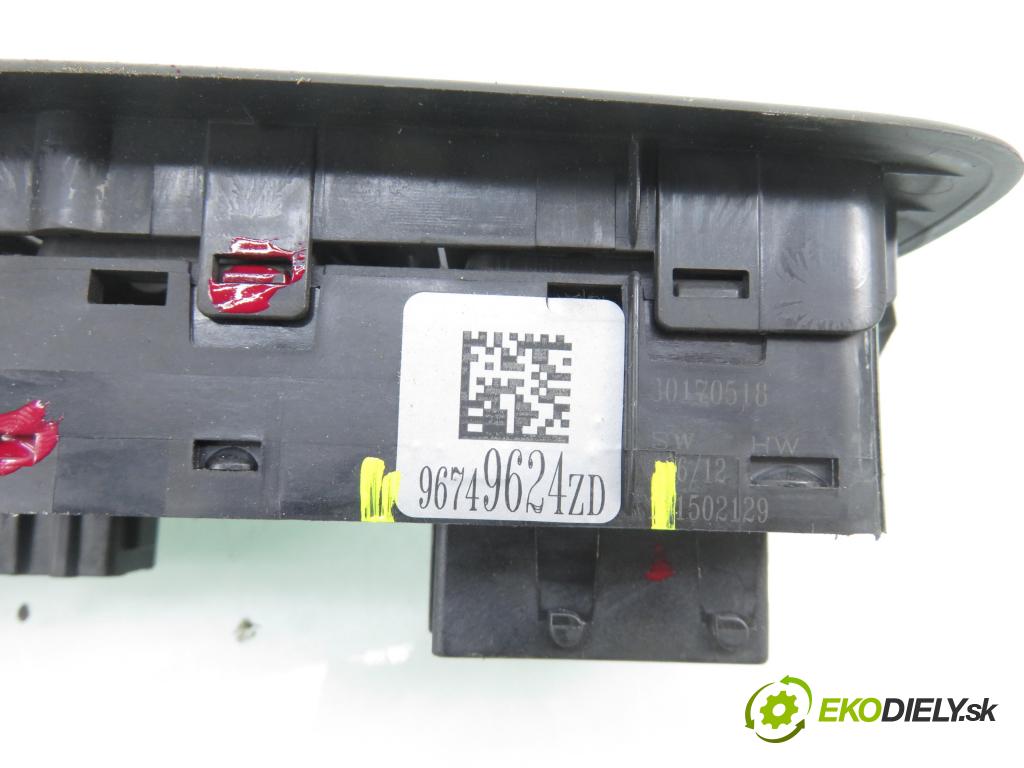 PEUGEOT 208 I (CA_, CC_) HB 2012 84,00 9HD (DV6C) 1560,00 Panel ovládania okien 96749624ZD