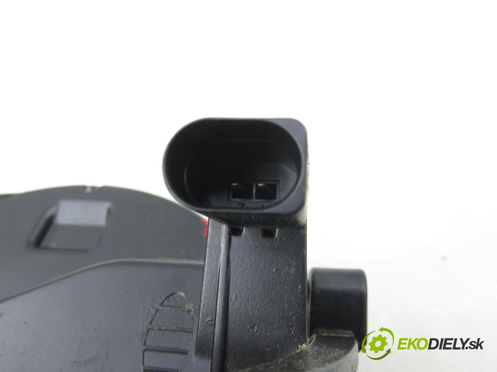 VW GOLF V (1K1) HB 2004 77,00 1.9 TDI PD 105 - BKC 1896,00 klika dveří kufr 1K0827469D