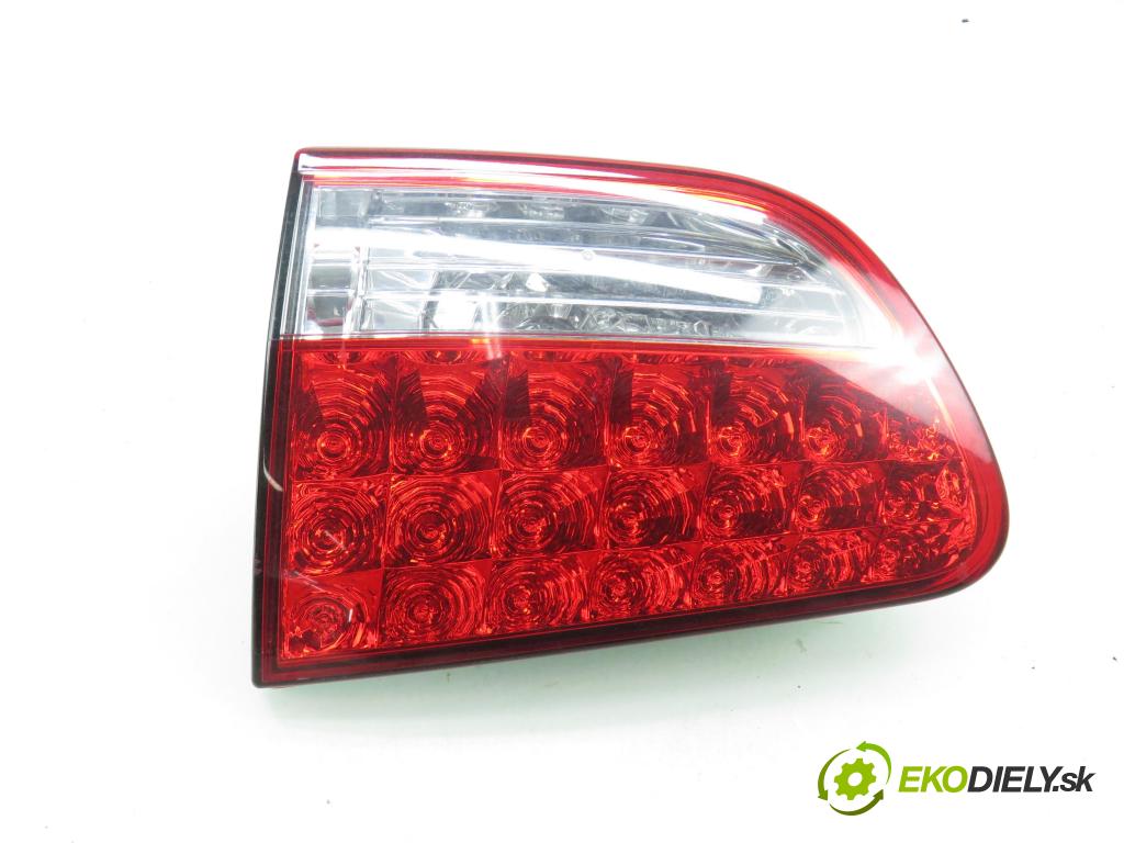 CITROEN C-CROSSER (EP_) SUV 2008 115,00 2.2 HDi 160 - 4HN (DW12MTED4) 2179,00 Svetlo pravé zadné kufor 1146380R