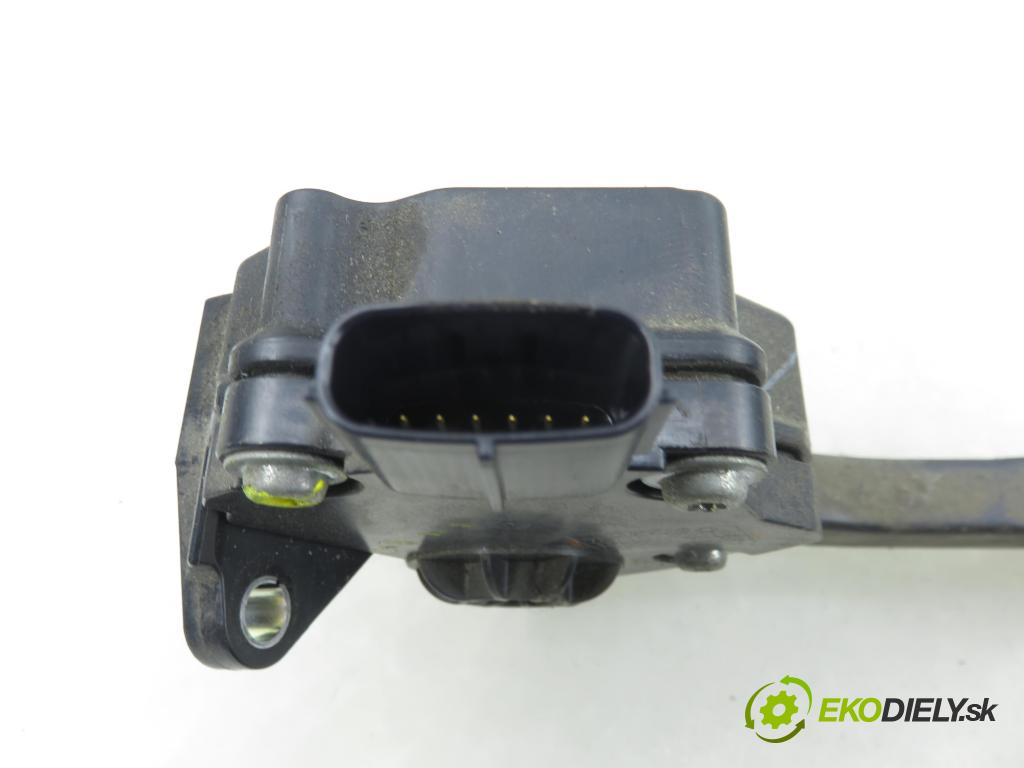TOYOTA RAV 4 III (_A3_) SUV 2006 100,00 2.2 D 4WD (ALA30_) 136 - 2AD-FTV 2231,00 Potenciometer plynu 7811042010 ; 1988007270 (Potenciometer plynového pedálu)