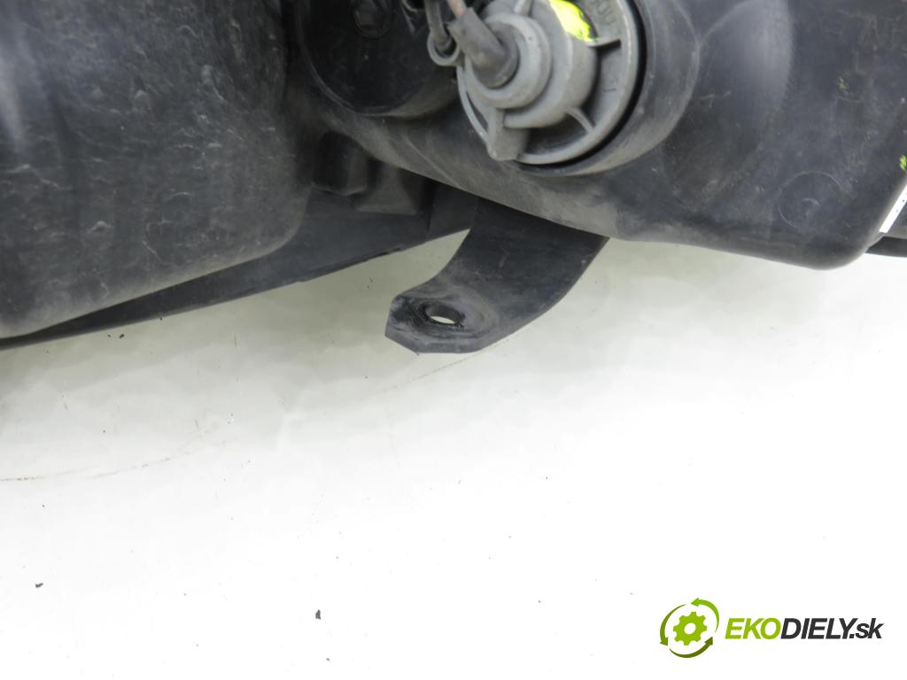 CITROEN C-CROSSER (EP_) SUV 2008 115,00 2.2 HDi 160 - 4HN (DW12MTED4) 2179,00 Svetlo PP