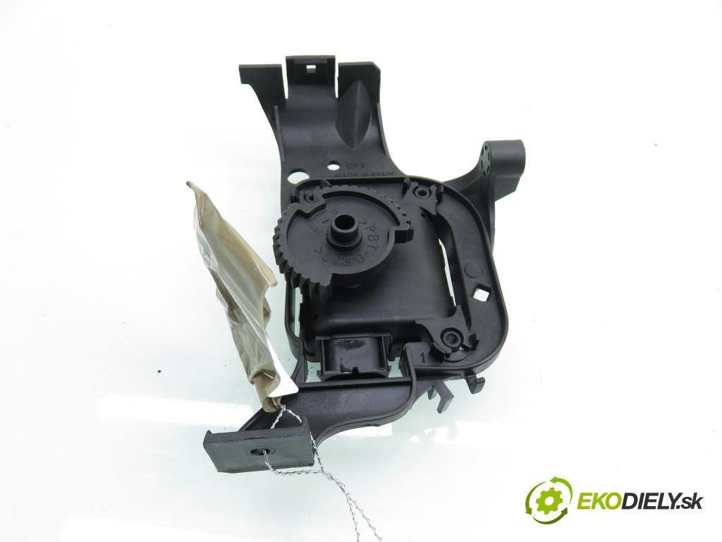 AUDI A2 (8Z0) HB 2001 55,00 1.4 - AUA 1390,00 motorek dveří topení 0132801200 ; 6Q1907511 ; 6Q1819379
