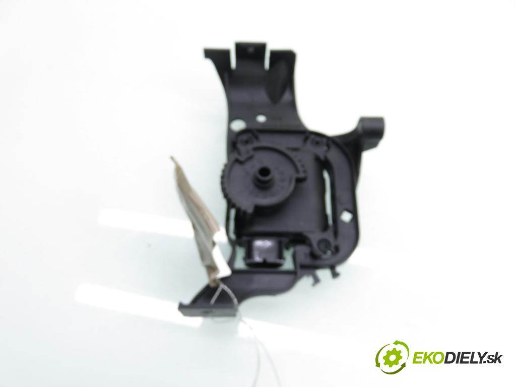 AUDI A2 (8Z0) HB 2001 55,00 1.4 - AUA 1390,00 motorek dveří topení 0132801200 ; 6Q1907511 ; 6Q1819379