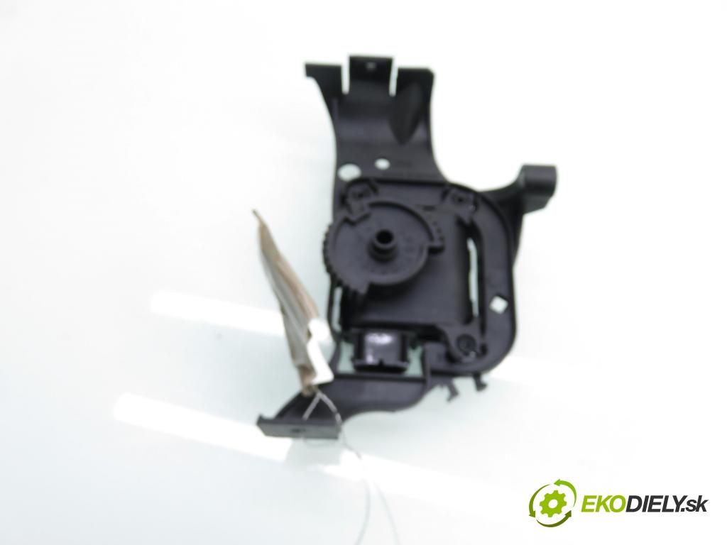 AUDI A2 (8Z0) HB 2001 55,00 1.4 - AUA 1390,00 motorek dveří topení 0132801200 ; 6Q1907511 ; 6Q1819379