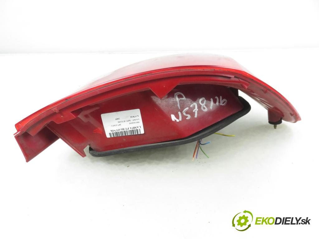 PEUGEOT 307 (3A/C) HB 2005 65,00 1.4 16V - KFU (ET3J4) 1360,00 Svetlo pravé zadné 557674