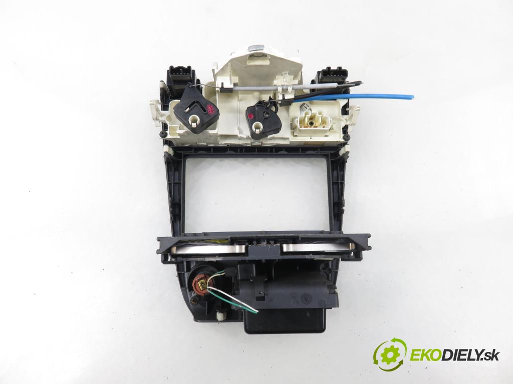 TOYOTA COROLLA Liftback (_E11_) LIFTBACK 2000 71,00 1.4 VVTi 97 - 4ZZ-FE 1398,00 Panel kúrenia KLIMATIZACE:
