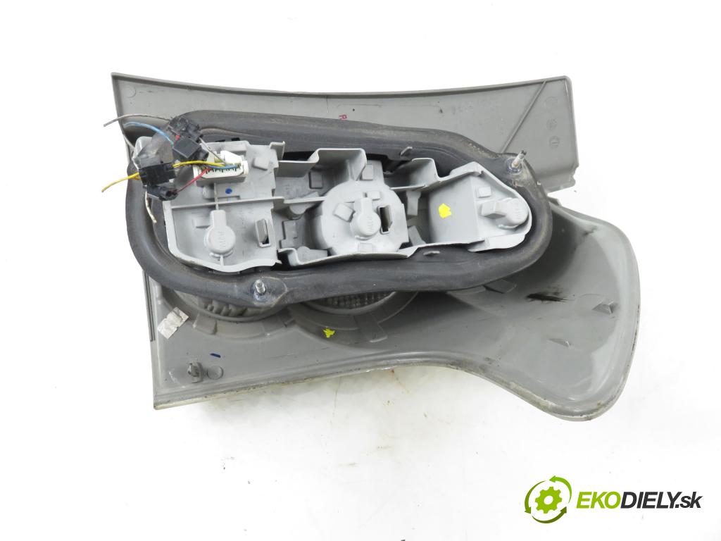TOYOTA COROLLA Verso (ZER_, ZZE12_, R1_) VAN 2004 85,00 2.0 D-4D (CUR10_) - 1CD-FTV 1995,00 Svetlo ľavé zadné