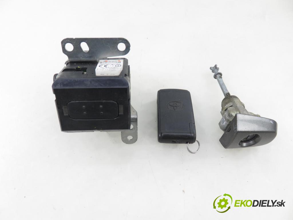 TOYOTA COROLLA Verso (ZER_, ZZE12_, R1_) VAN 2004 85,00 2.0 D-4D (CUR10_) - 1CD-FTV 1995,00 spinačka / zámky 626399000