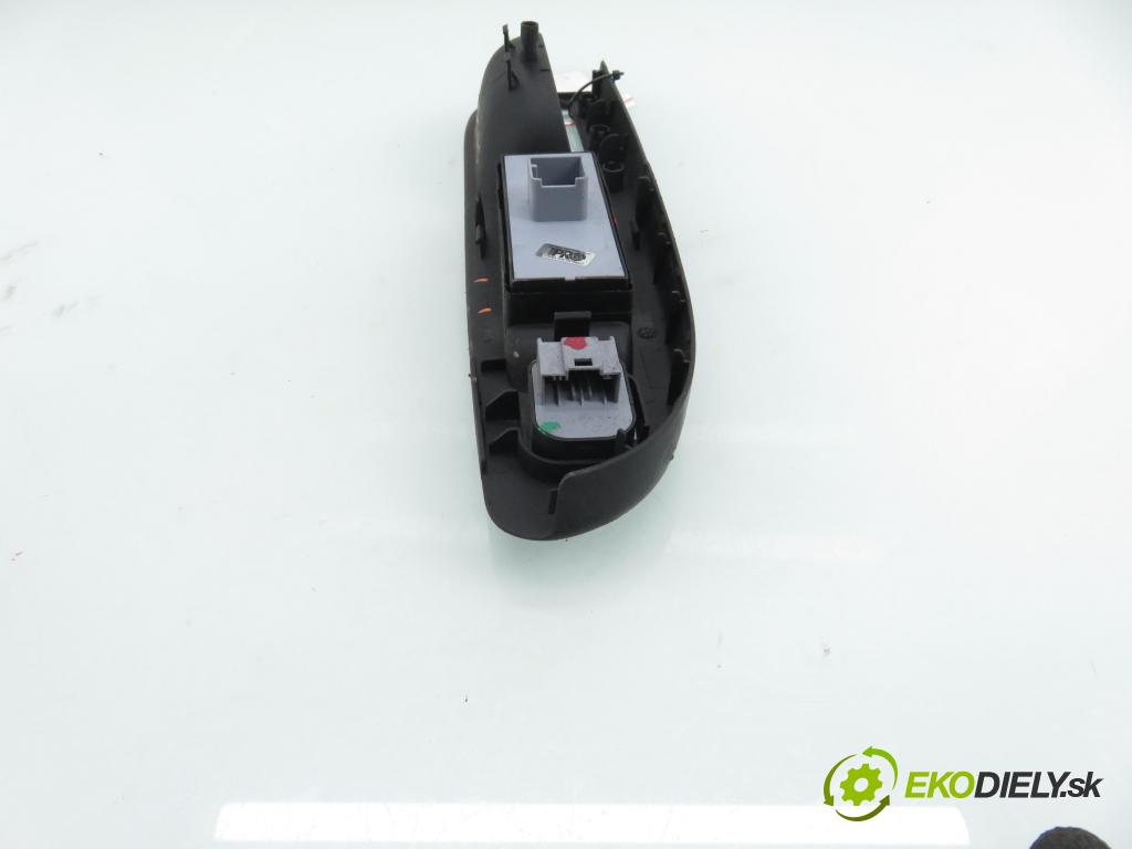 VW PASSAT B6 Variant (3C5) KOMBI 2005 77,00 1.9 TDI - BKC 1896,00 Panel ovládania okien 3C1867171