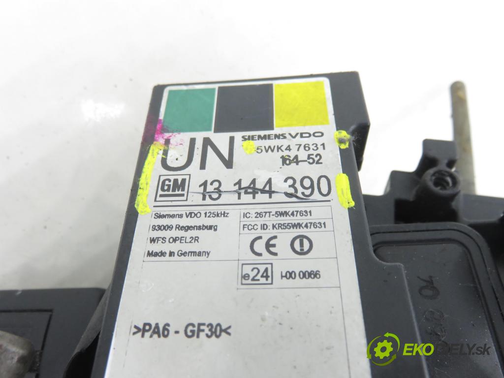 OPEL MERIVA A nadwozie wielkoprzestrzenne (MPV) (X03) HB 2004 55,00 1.7 DTI 75 - Y 17 DT 1686,00 spinačka 90589389 ; 13144390UN ; 5WK47631 (Spínacia skrinka)
