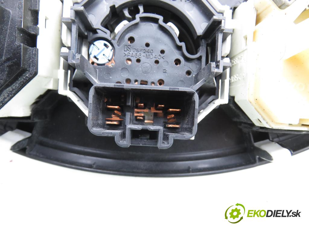 TOYOTA YARIS (_P13_) HB 2015 73,00 1.3 (NSP130_) - 1NR-FKE 1329,00 Panel kúrenia KLIMATIZACE: 554060D390