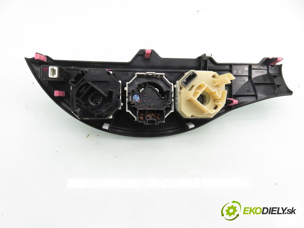 TOYOTA YARIS (_P13_) HB 2015 73,00 1.3 (NSP130_) - 1NR-FKE 1329,00 Panel kúrenia KLIMATIZACE: 554060D390