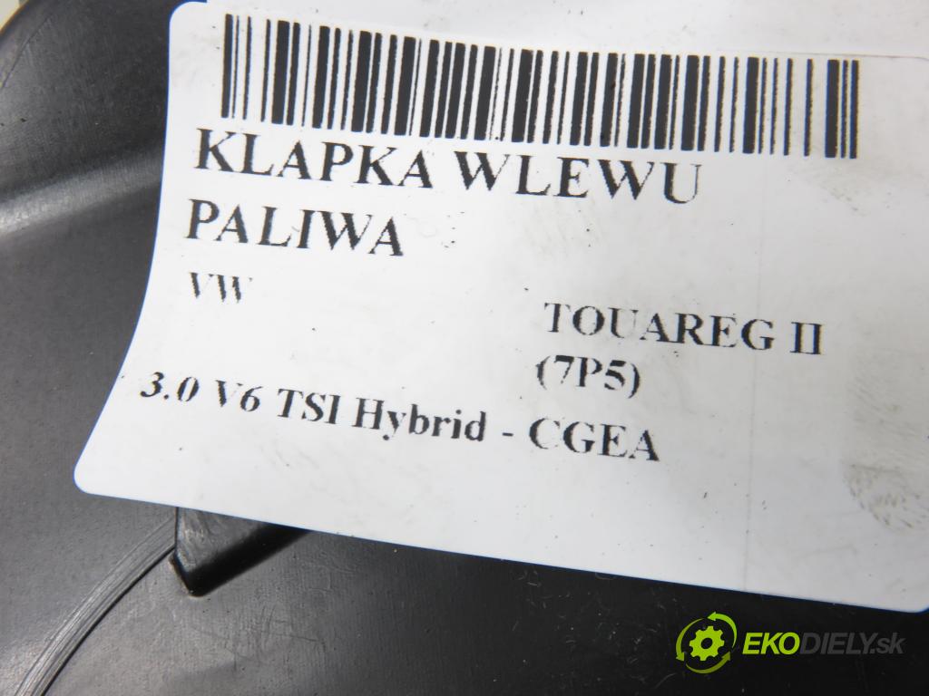 VW TOUAREG (7P5) SUV 2010 245,00 3.0 V6 TSI Hybrid - CGEA 2995,00 Dvierka nádrže paliva 7P6809857A (Kľučka dverí ostatné)