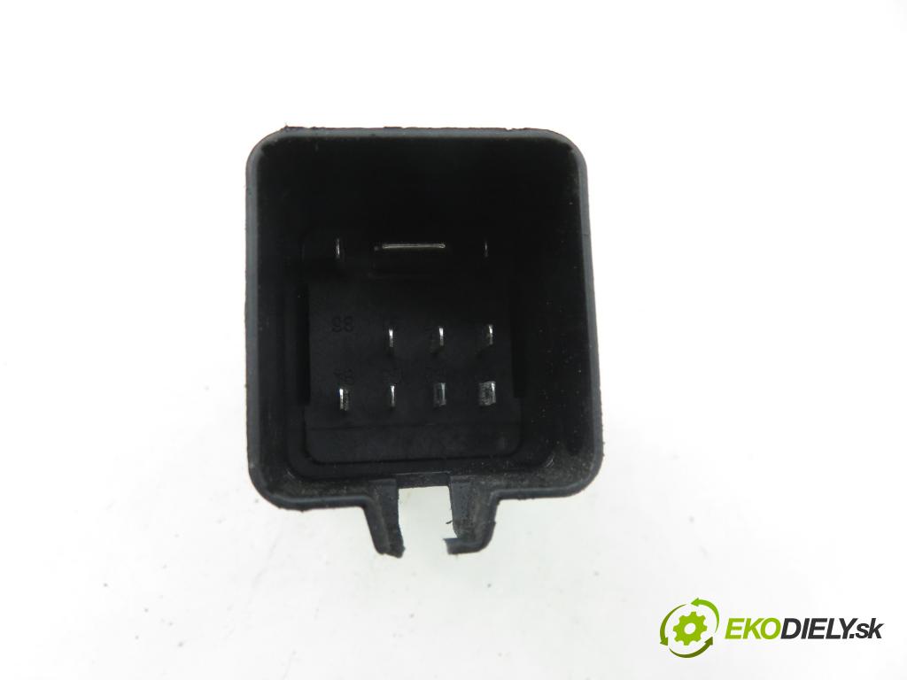 VOLVO V70 II SW (285) KOMBI 2007 136,00 2.4 D5 - D 5244 T4 2400,00 RELÉ: JÚN: 0281003037 ; 30751798