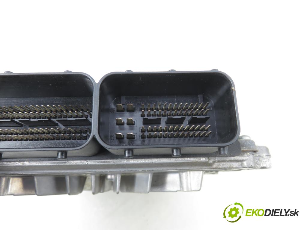 VOLVO V70 II SW (285) KOMBI 2007 136,00 2.4 D5 - D 5244 T4 2400,00 Riadiaca jednotka Motor 0281012103 ; 30771550AB