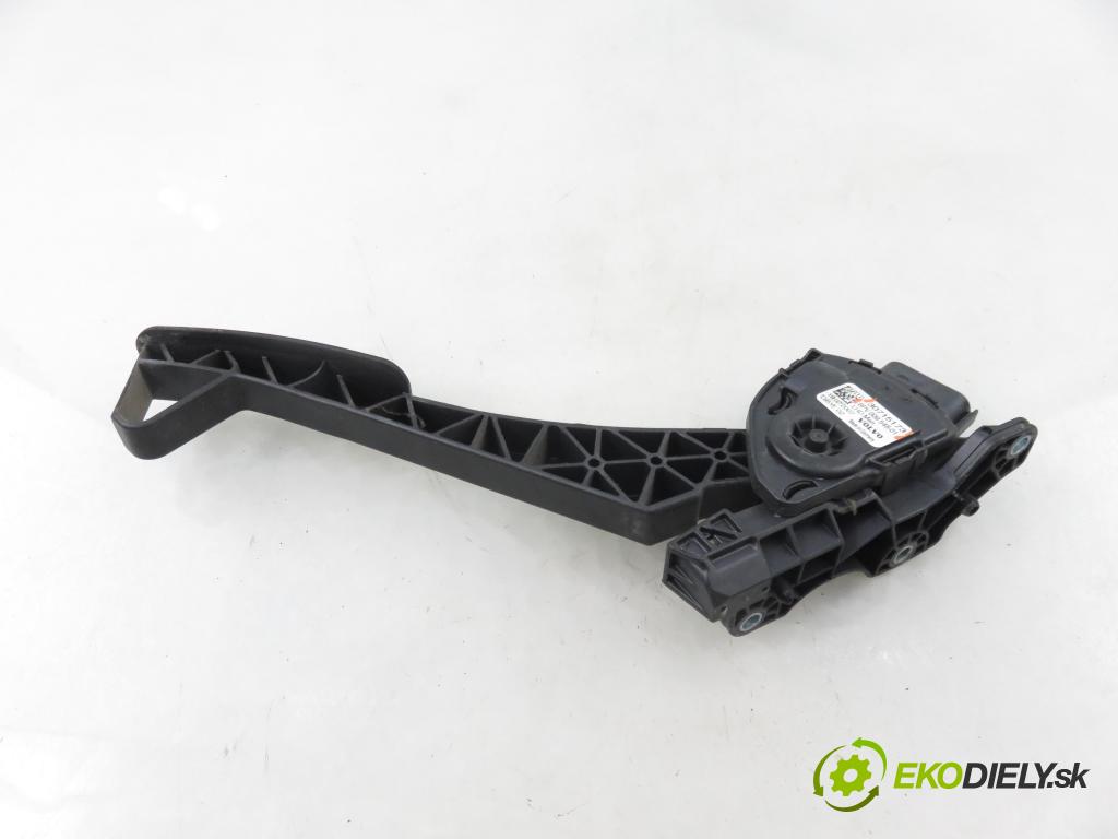 VOLVO V70 II SW (285) KOMBI 2007 136,00 2.4 D5 - D 5244 T4 2400,00 Potenciometer plynu 6PV00954801 ; 30715173 (Potenciometer plynového pedálu)