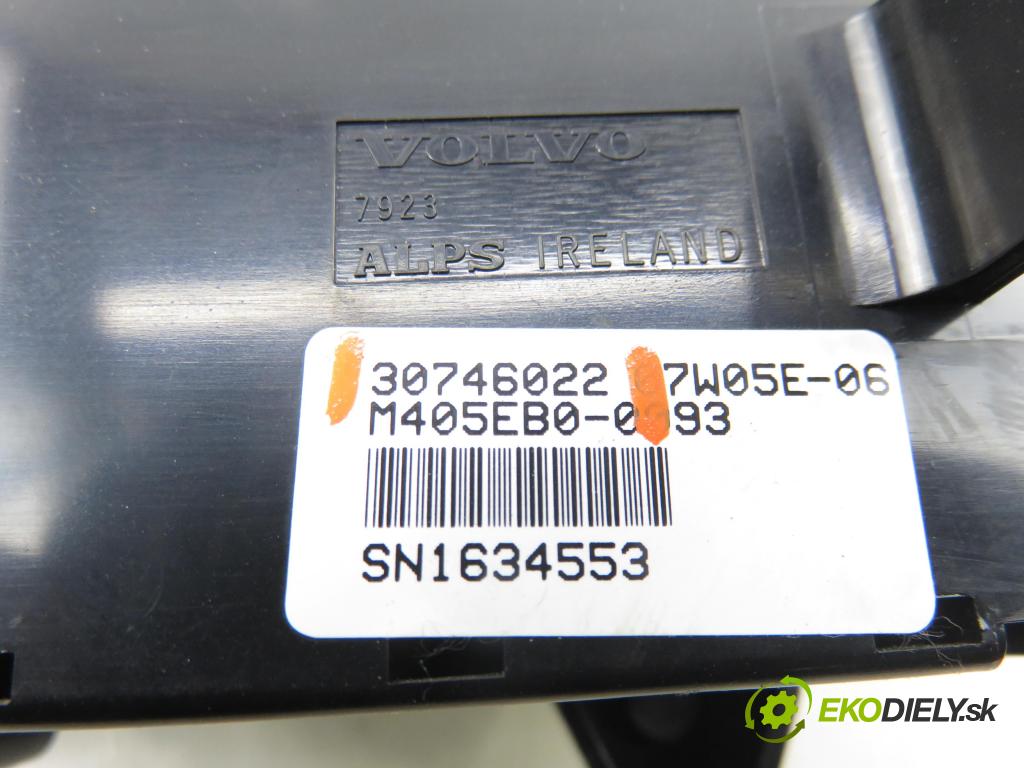 VOLVO V70 II SW (285) KOMBI 2007 136,00 2.4 D5 - D 5244 T4 2400,00 Panel topení KLIMATRONIK 30746022
