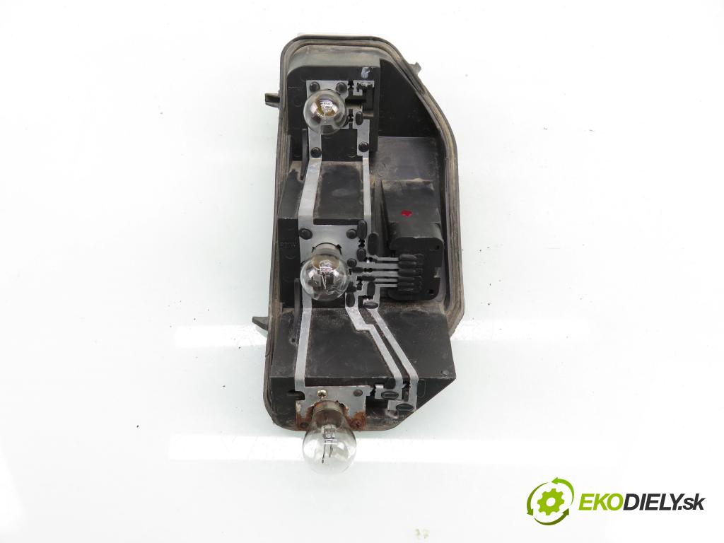 PEUGEOT 407 SW (6E_) KOMBI 2007 100,00 2.0 HDi 135 - RHR 1997,00 vložka svetla ľavy zadné