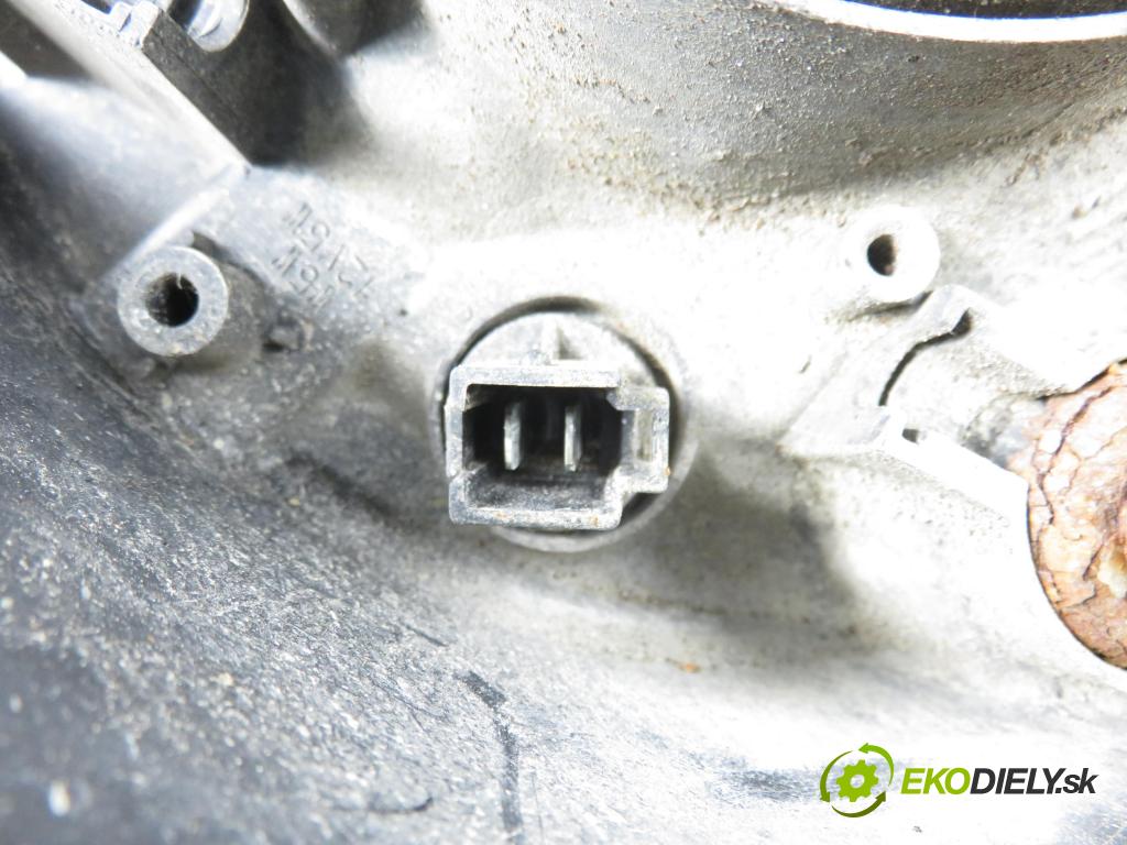SUZUKI SWIFT III (MZ, EZ) HB 2006 68,00 1.3 4x4 (RS 413) - M13A 1328,00 Svetlo LP P4981L