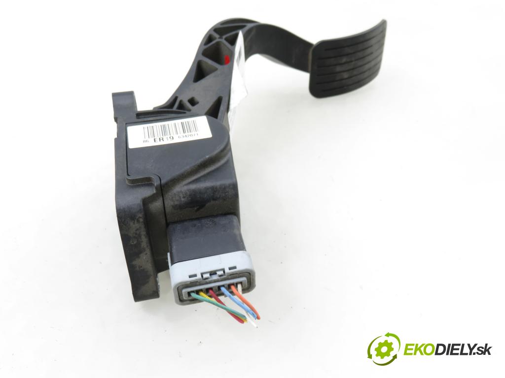 PEUGEOT 5008 (0U_, 0E_) MINIVAN 2010 110,00 2.0 HDi 150 / BlueHDi 150 - RHE (DW10CTED4) 1997,00 potenciometr plynového pedálu 0280755167 ; 9671416880 (Potenciometr plynového pedálu)