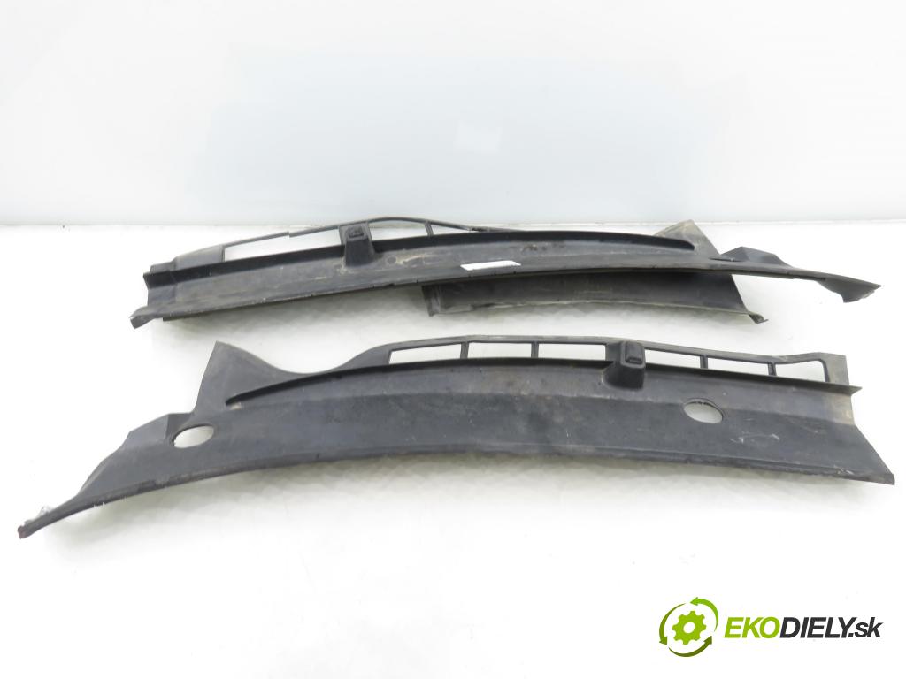 SKODA OCTAVIA I (1U2) LIFTBACK 2002 74,00 1.6 - AKL 1595,00 torpédo plast pod čelní okno 1U0819403B ; 1U0819404B (Plast pod čelním sklem)