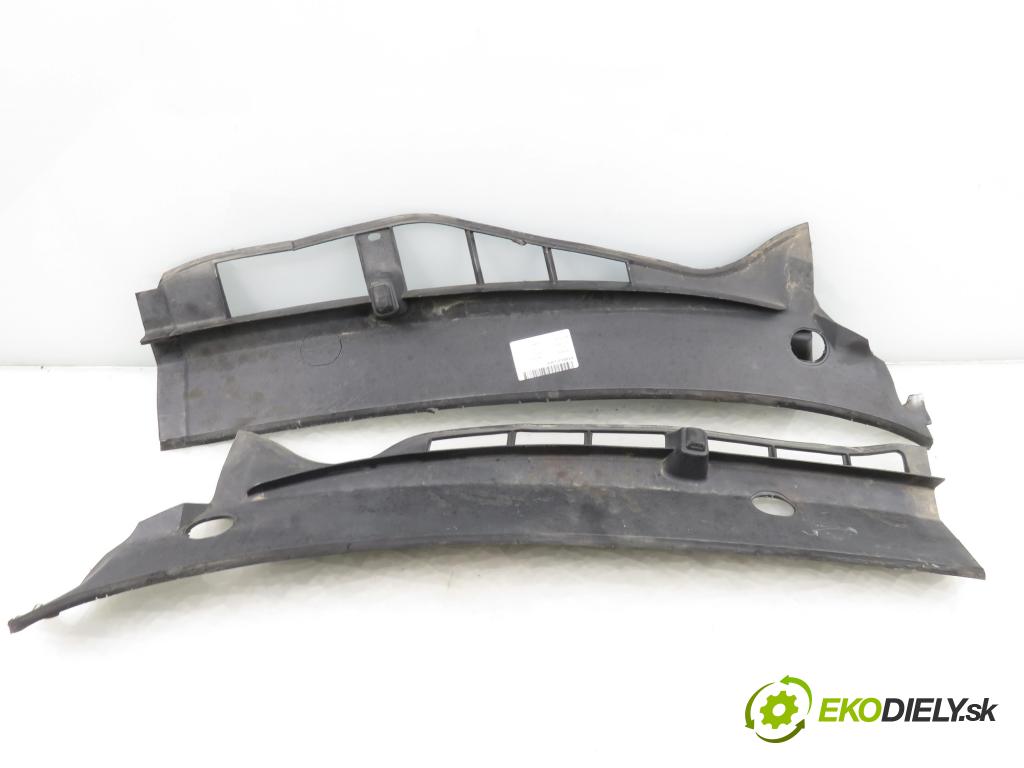SKODA OCTAVIA I (1U2) LIFTBACK 2002 74,00 1.6 - AKL 1595,00 Torpédo, plast pod čelné okno 1U0819403B ; 1U0819404B (Torpédo (plast pod čelným sklom))