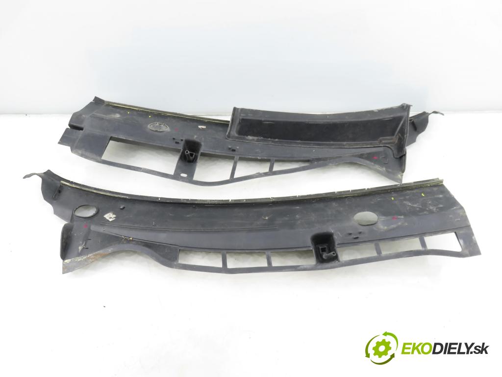 SKODA OCTAVIA I (1U2) LIFTBACK 2002 74,00 1.6 - AKL 1595,00 Torpédo, plast pod čelné okno 1U0819403B ; 1U0819404B (Torpédo (plast pod čelným sklom))