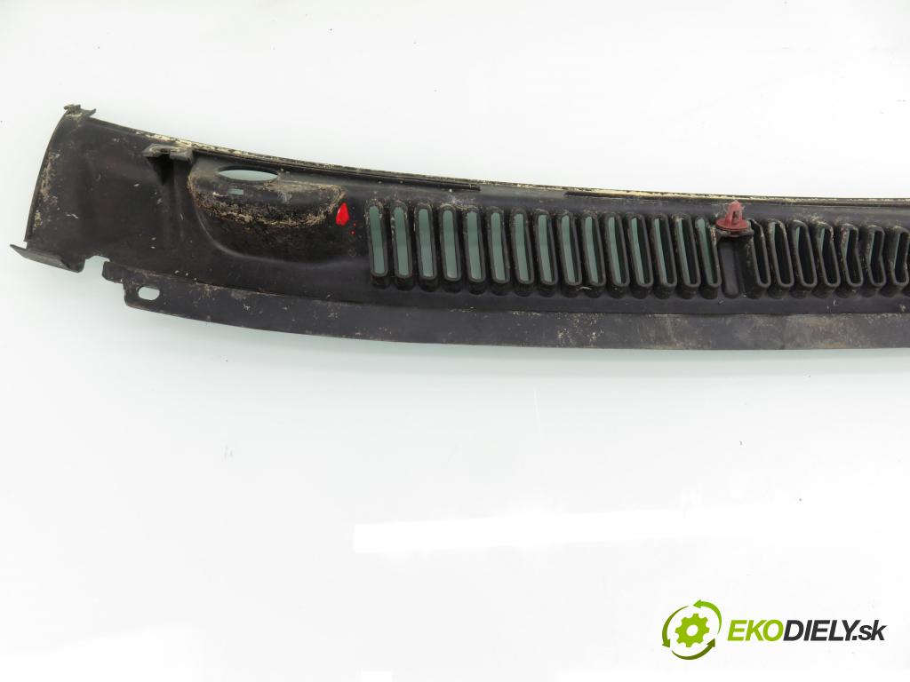 SUZUKI JIMNY (FJ) TERENOWY 2002 59,00 1.3 16V 4WD (SN413) - G13BB 1298,00 torpédo plast pod čelní okno 7731081A00 (Plast pod čelním sklem)