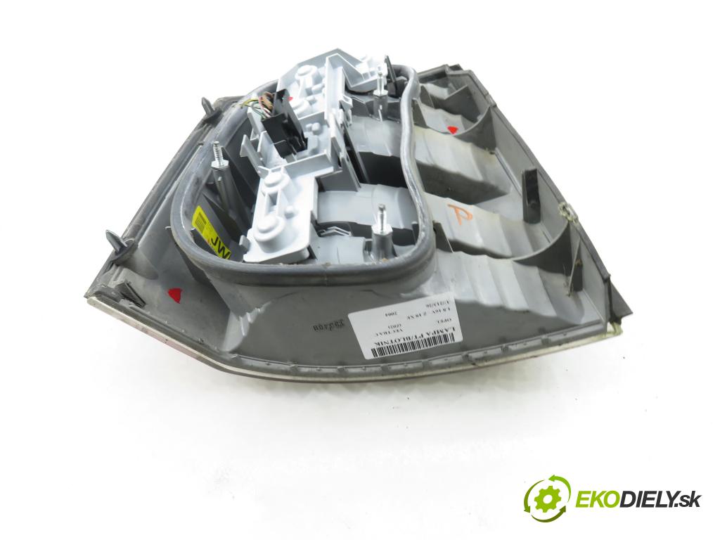 OPEL VECTRA C (Z02) SEDAN 2004 90,00 1.8 16V 122 - Z 18 XE 1796,00 Svetlo pravé zadné 13131002