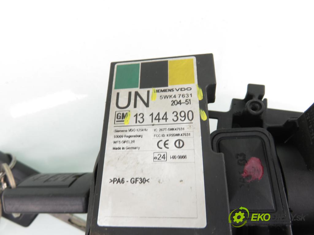 OPEL MERIVA A nadwozie wielkoprzestrzenne (MPV) (X03) HB 2004 74,00 1.7 CDTI 100 - Z 17 DTH 1686,00 spinačka 90589389 ; 5WK47631 ; 90589313 (Spínacia skrinka)
