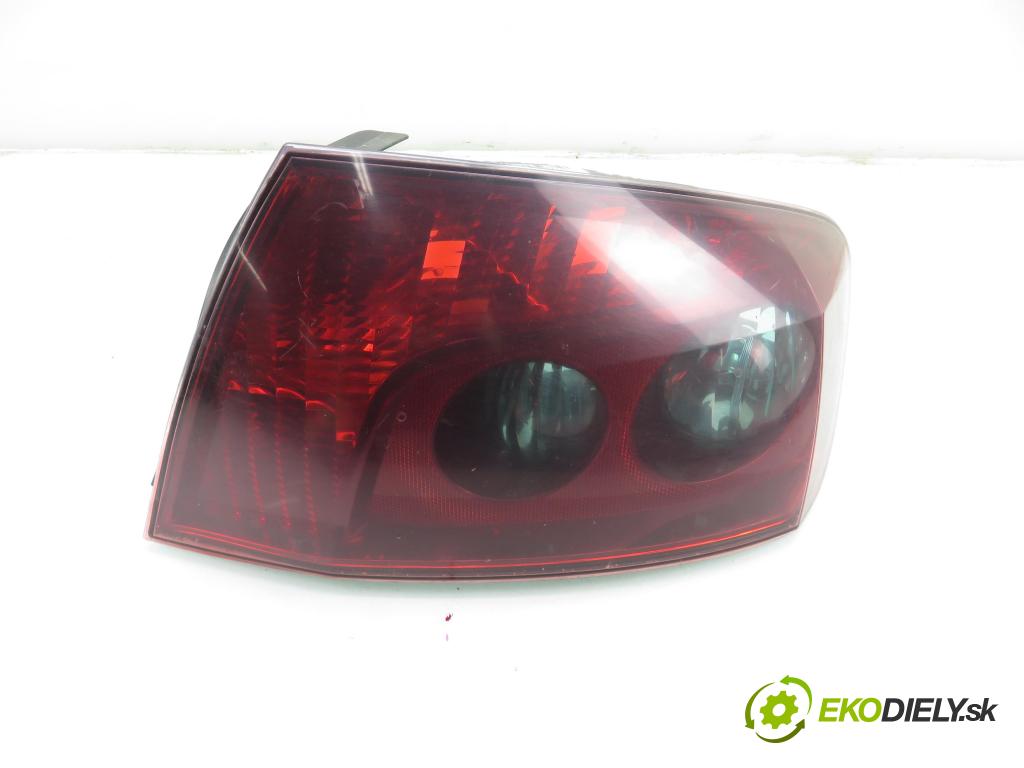 PEUGEOT 407 (6D_) SEDAN 2005 80,00 1.6 HDi 110 - 9HZ (DV6TED4) 1560,00 Svetlo pravé zadné 9656606280