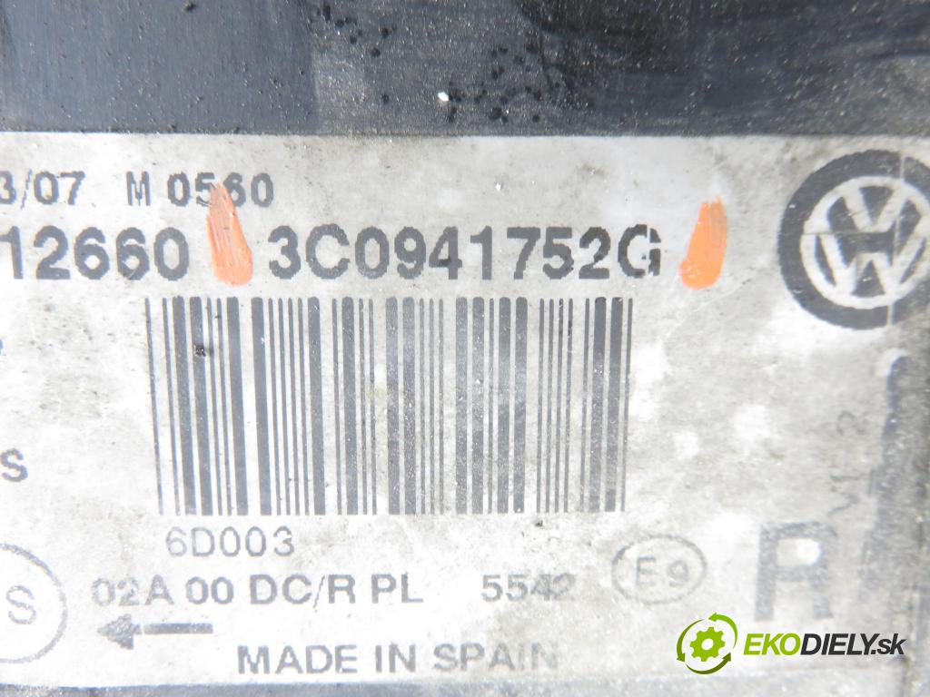 VW PASSAT B6 Variant (3C5) KOMBI 2007 125,00 2.0 TDI - BMR 1968,00 Svetlo PP 3C0941752G